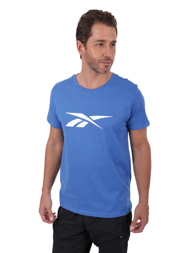 Hombre vistiendo una camiseta azul de manga corta con logo blanco de Reebok en el pecho.