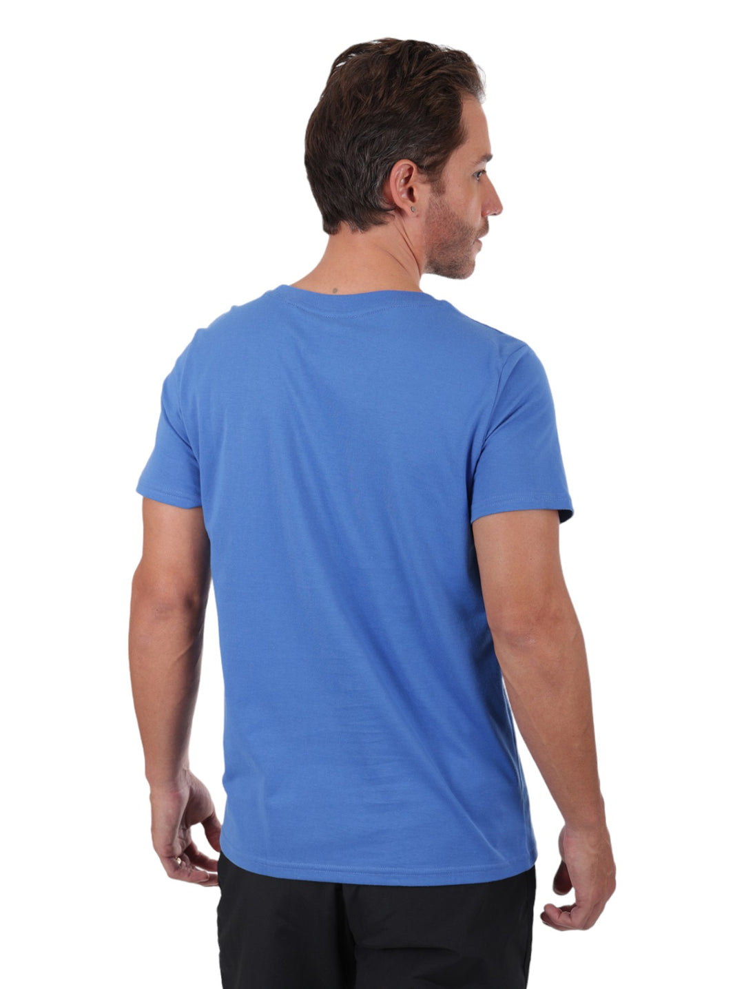 Hombre vistiendo una camiseta azul de manga corta con logo blanco de Reebok en el pecho.