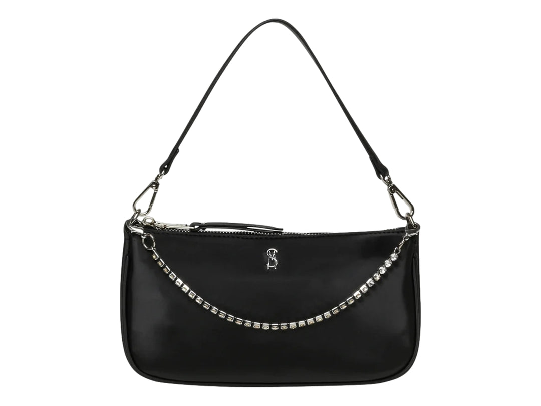 Bolso de hombro negro Steve Madden con detalle de cadena plateada brillante y asa delgada.