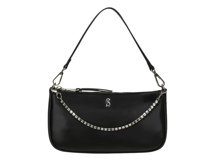 Bolso de hombro negro Steve Madden con detalle de cadena plateada brillante y asa delgada.