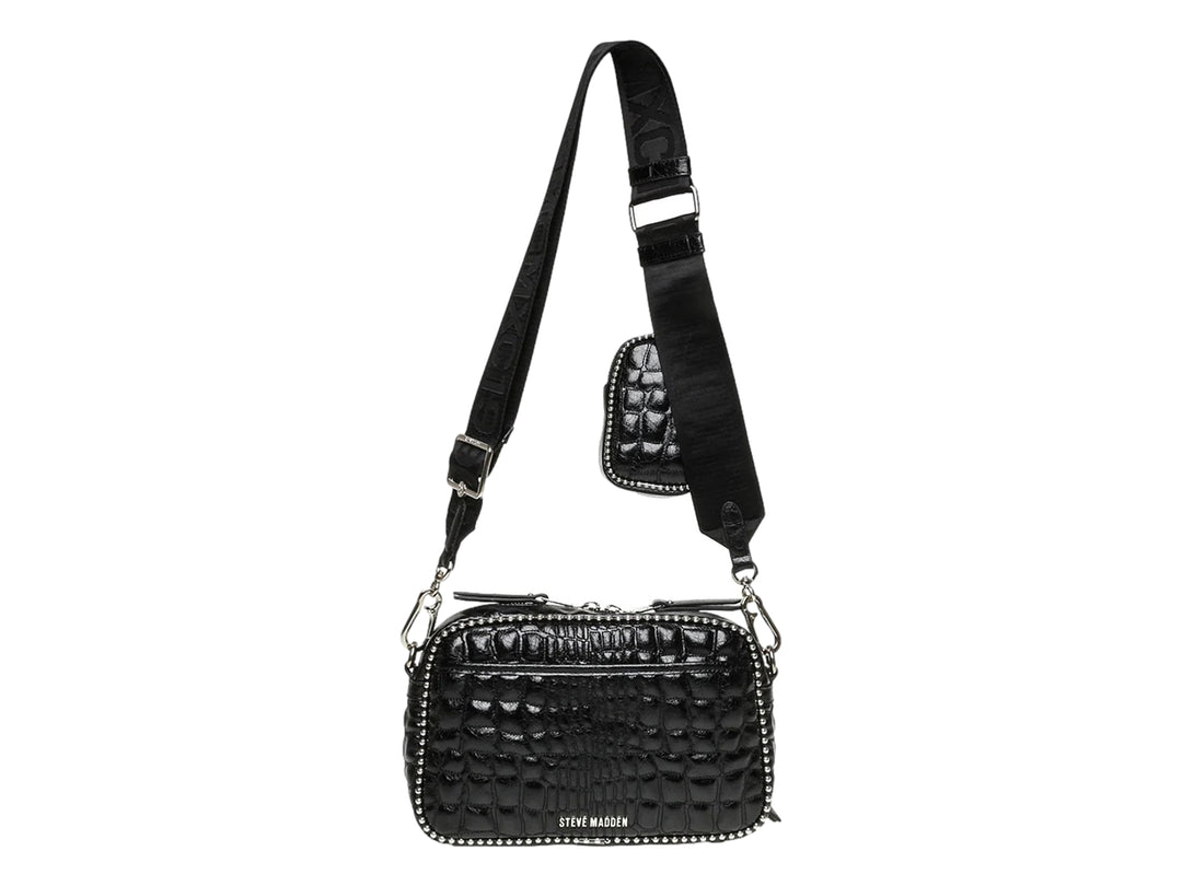 Bolso de hombro Steve Madden color negro con textura de cocodrilo, detalles plateados y correa ancha ajustable.