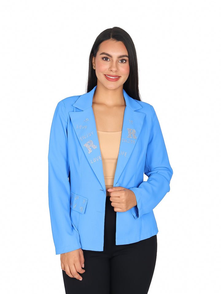 Blazer azul brillante para mujer con detalles decorativos de piedras y bordados en la parte frontal.