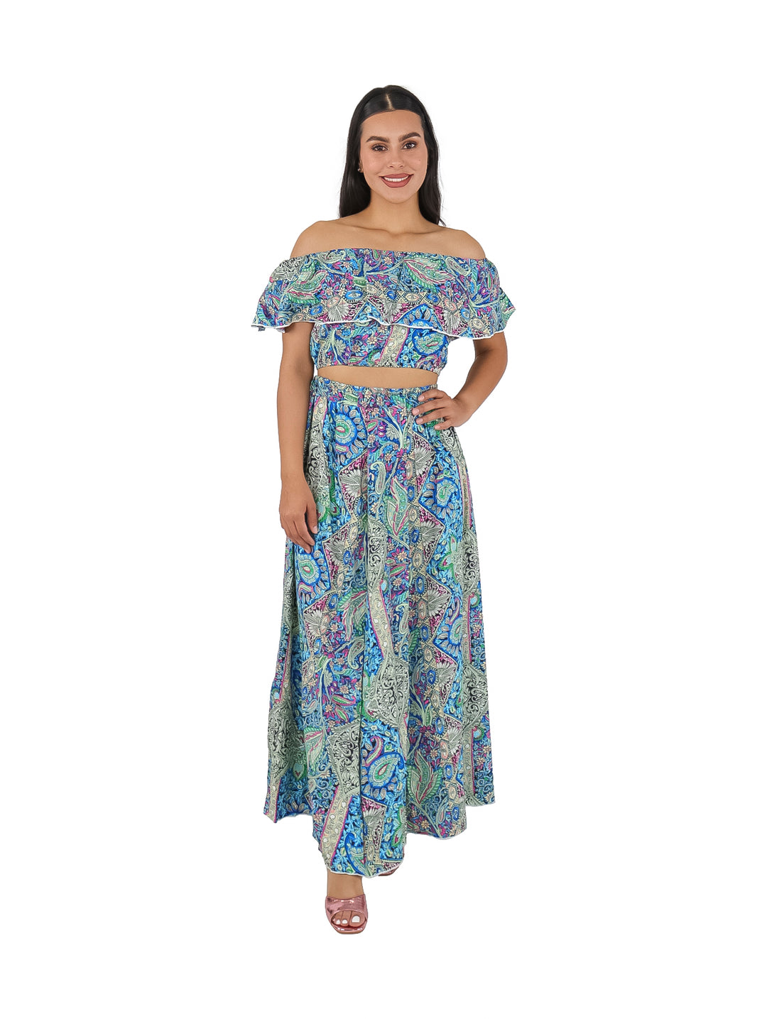Conjunto de top off-shoulder y falda larga en color azul con estampado multicolor.