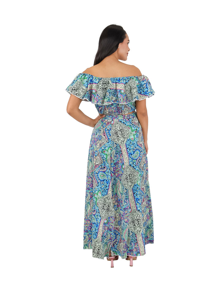 Conjunto de top off-shoulder y falda larga en color azul con estampado multicolor.