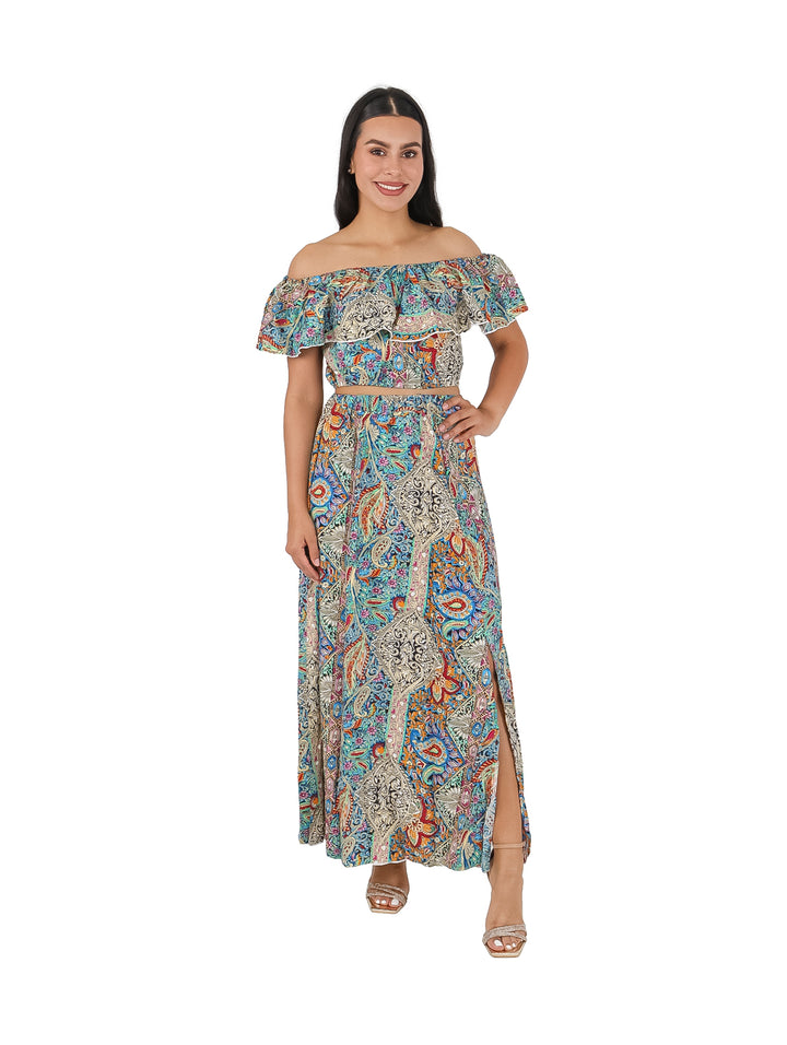 Conjunto de dos piezas para mujer compuesto por top con volante y falda larga en color verde con estampado multicolor.