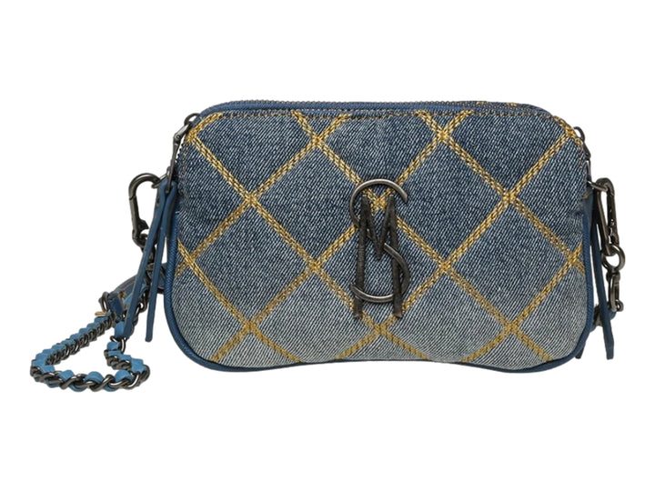 Bolso de hombro Steve Madden en mezclilla azul con costuras amarillas acolchadas y correa de cadena.