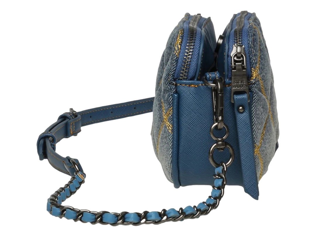Bolso de hombro Steve Madden en mezclilla azul con costuras amarillas acolchadas y correa de cadena.