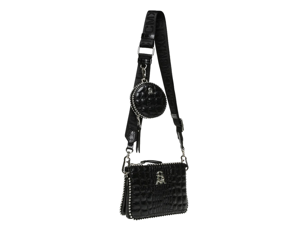 Bolso negro Steve Madden con textura de cocodrilo, correa ancha y un monedero circular acoplado.