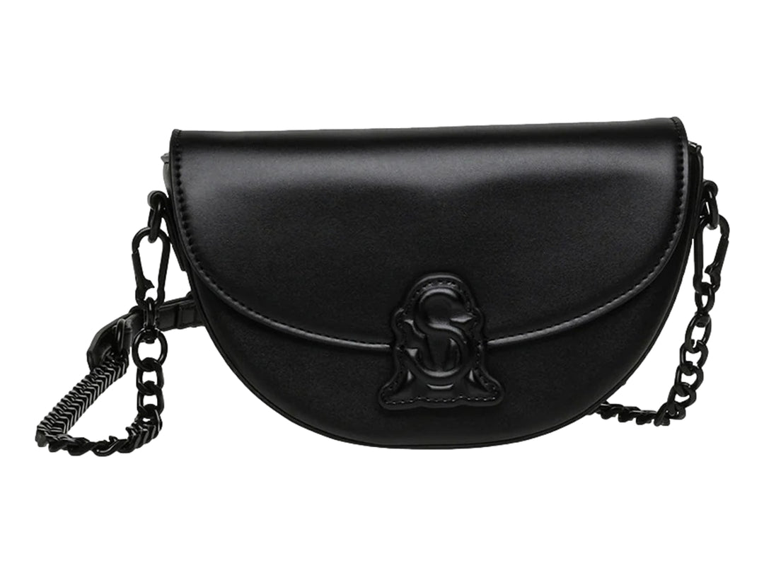 Bolso de hombro Steve Madden color negro con forma semicircular, correa de cadena y detalle de logo frontal.