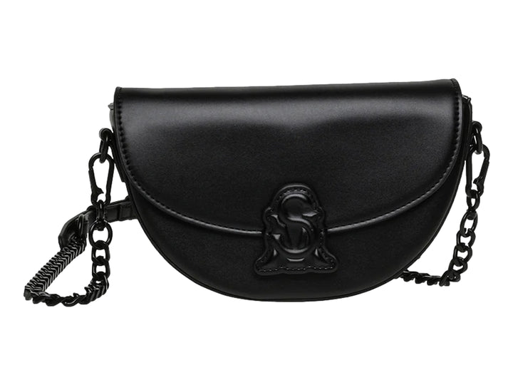 Bolso de hombro Steve Madden color negro con forma semicircular, correa de cadena y detalle de logo frontal.