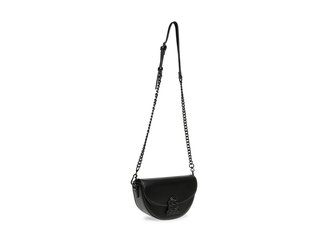 Bolso de hombro Steve Madden color negro con forma semicircular, correa de cadena y detalle de logo frontal.