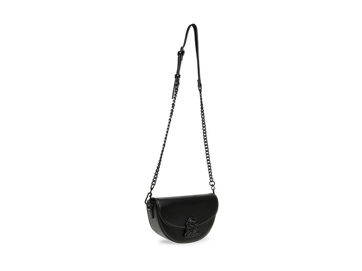 Bolso de hombro Steve Madden color negro con forma semicircular, correa de cadena y detalle de logo frontal.
