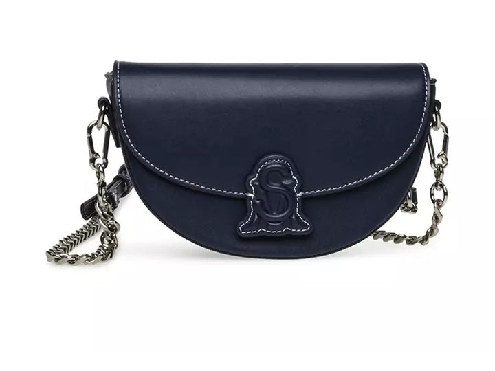 Bolso de hombro Steve Madden color azul marino con correa de cadena plateada y diseño semicircular.