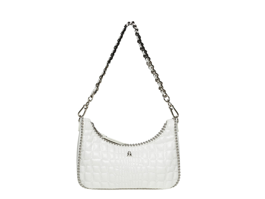 Bolso Steve Madden color blanco con textura acolchada, detalles plateados brillantes y una pequeña cartera acoplada.