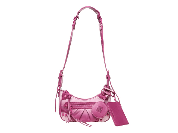 Bolsa de hombro Steve Madden color rosa intenso con detalles decorativos y correa ajustable.