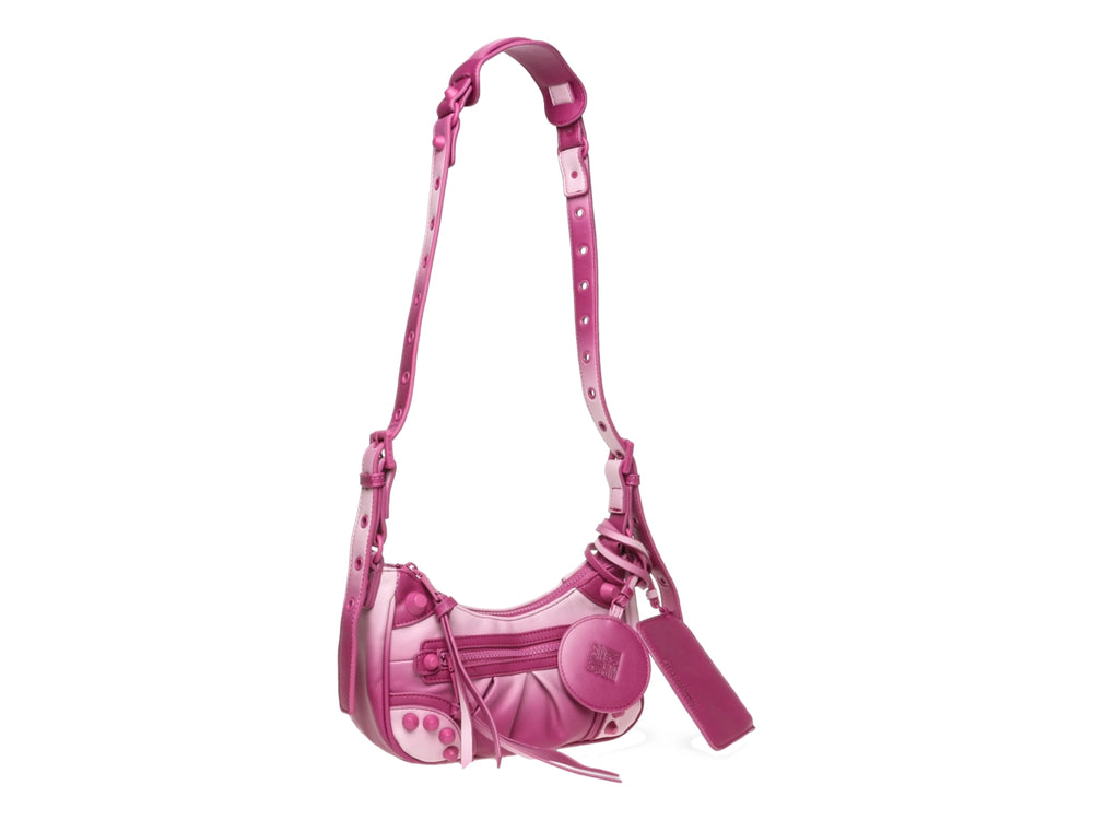 Bolsa de hombro Steve Madden color rosa intenso con detalles decorativos y correa ajustable.