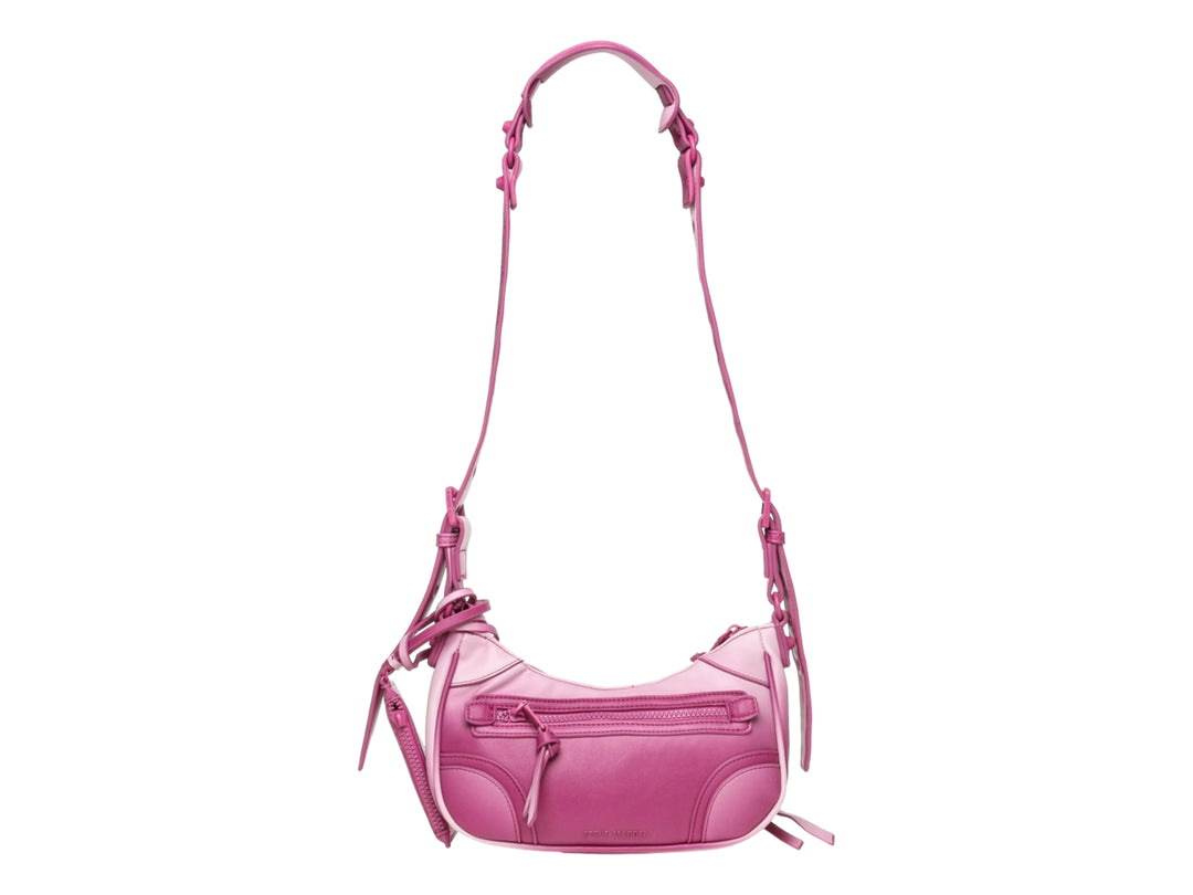 Bolsa de hombro Steve Madden color rosa intenso con detalles decorativos y correa ajustable.