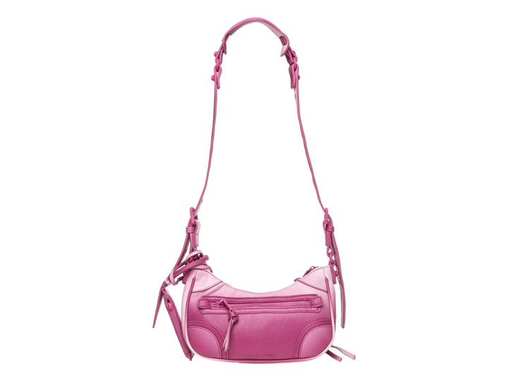 Bolsa de hombro Steve Madden color rosa intenso con detalles decorativos y correa ajustable.