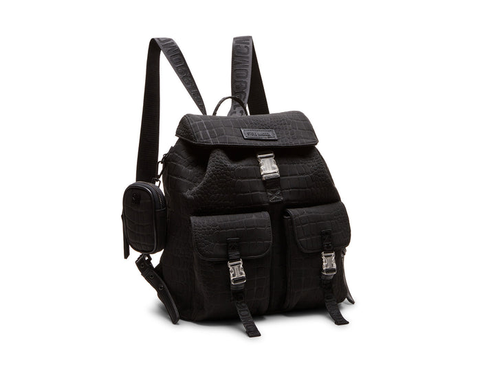 Mochila negra Steve Madden con textura rugosa, bolsillos frontales con hebillas plateadas y un pequeño bolso lateral.
