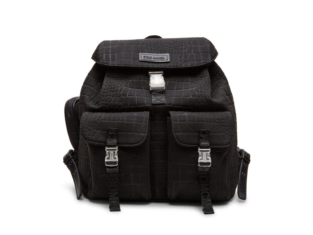 Mochila negra Steve Madden con textura rugosa, bolsillos frontales con hebillas plateadas y un pequeño bolso lateral.
