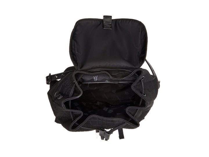 Mochila negra Steve Madden con textura rugosa, bolsillos frontales con hebillas plateadas y un pequeño bolso lateral.