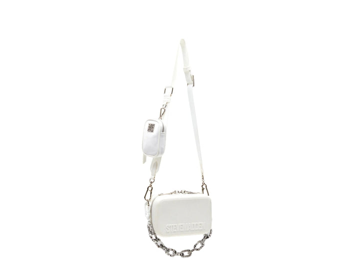 Bolso pequeño de hombro Steve Madden en color blanco con correa ajustable y detalle de cadena inferior.