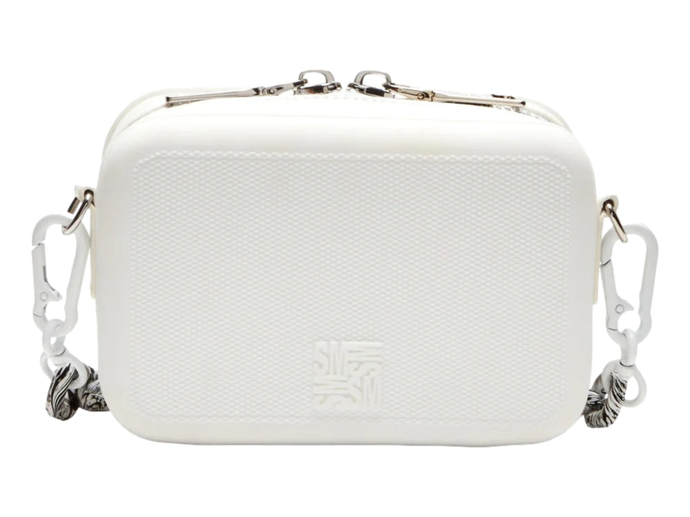 Bolso pequeño de hombro Steve Madden en color blanco con correa ajustable y detalle de cadena inferior.