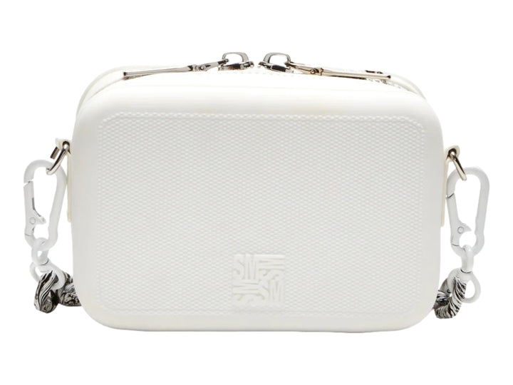 Bolso pequeño de hombro Steve Madden en color blanco con correa ajustable y detalle de cadena inferior.
