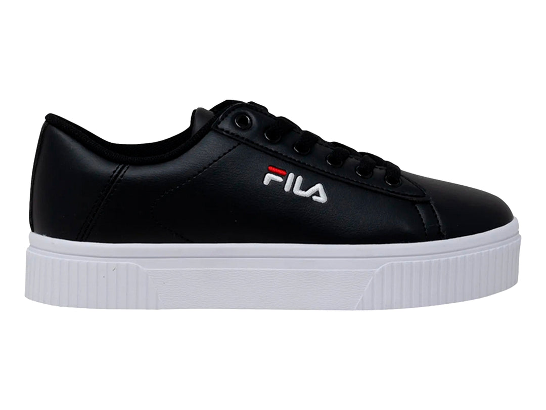 Tenis Fila color negro con suela blanca de plataforma y logotipo blanco con detalle rojo.