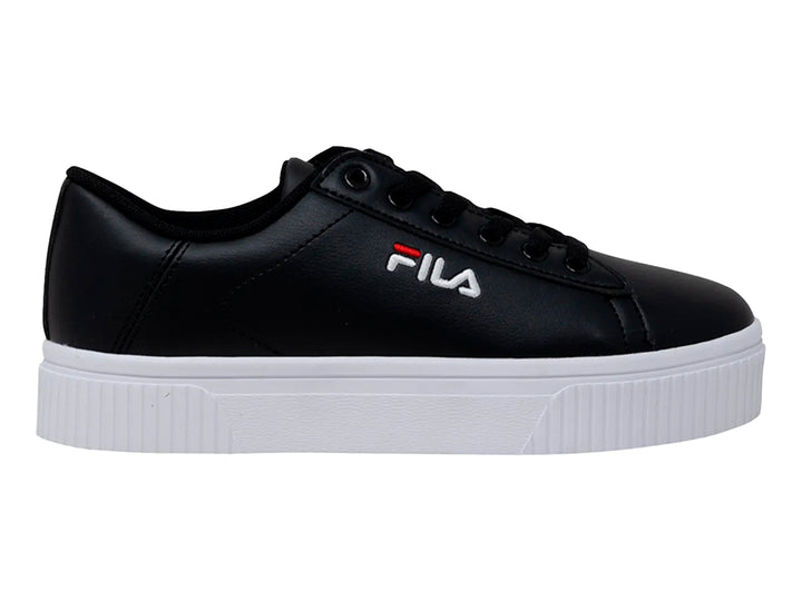 Tenis Fila color negro con suela blanca de plataforma y logotipo blanco con detalle rojo.