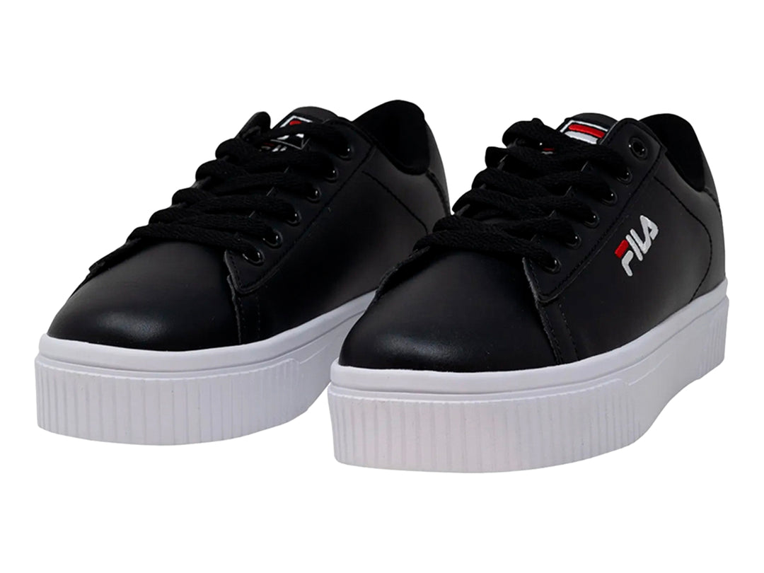 Tenis Fila color negro con suela blanca de plataforma y logotipo blanco con detalle rojo.