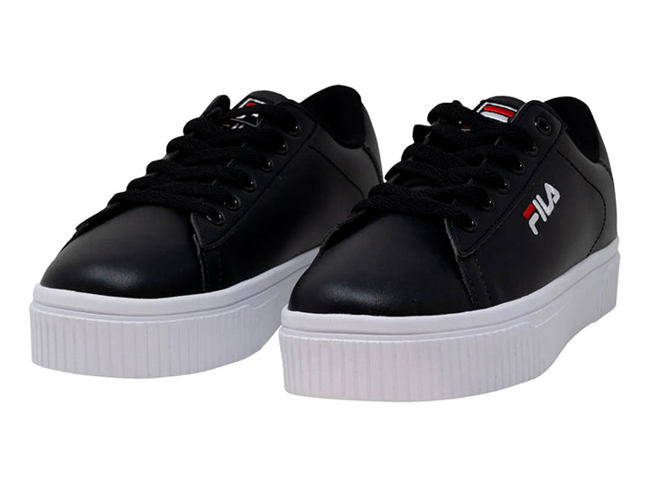 Tenis Fila color negro con suela blanca de plataforma y logotipo blanco con detalle rojo.