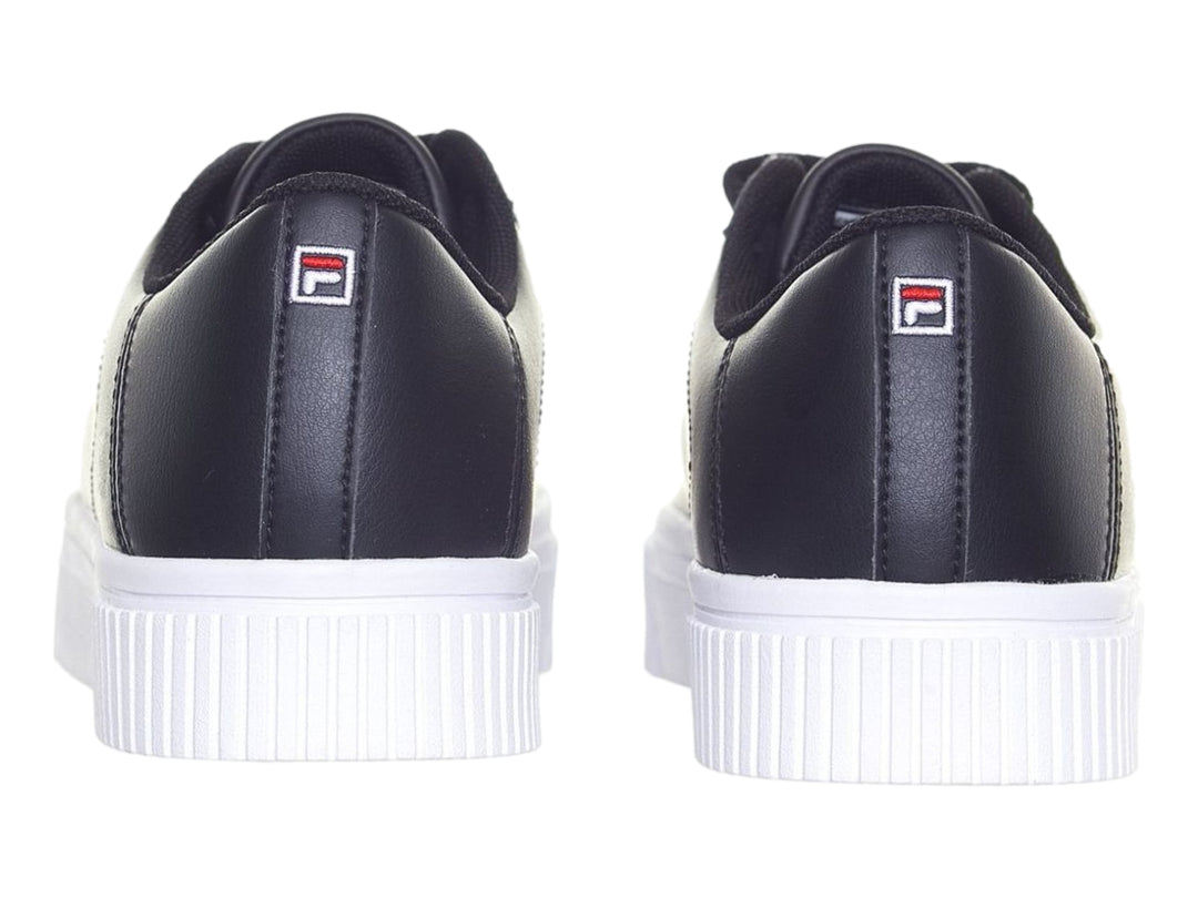 Tenis Fila color negro con suela blanca de plataforma y logotipo blanco con detalle rojo.