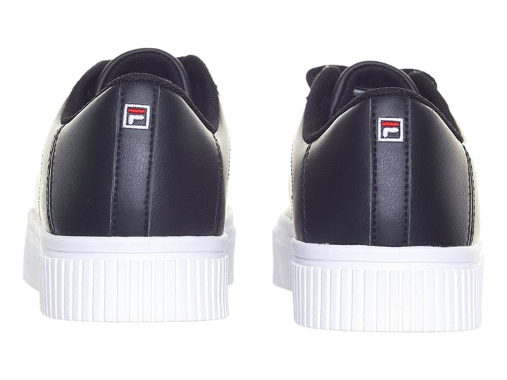 Tenis Fila color negro con suela blanca de plataforma y logotipo blanco con detalle rojo.
