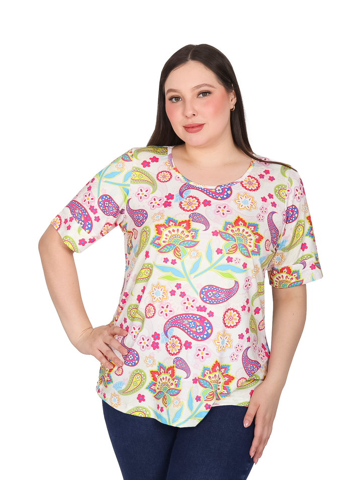 Mujer vistiendo blusa de manga corta con estampado multicolor de estilo paisley y floral.