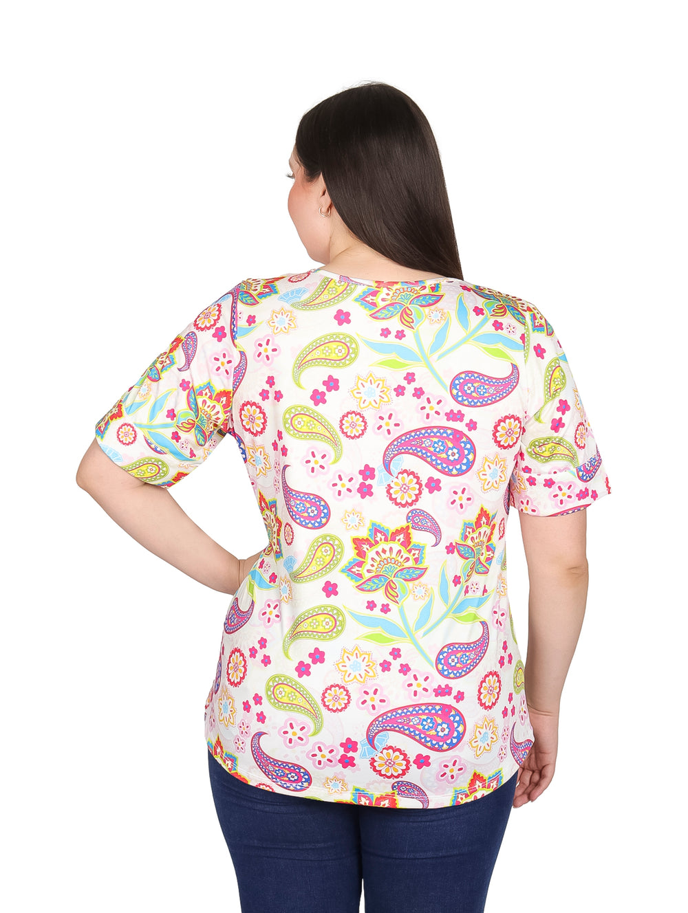 Mujer vistiendo blusa de manga corta con estampado multicolor de estilo paisley y floral.