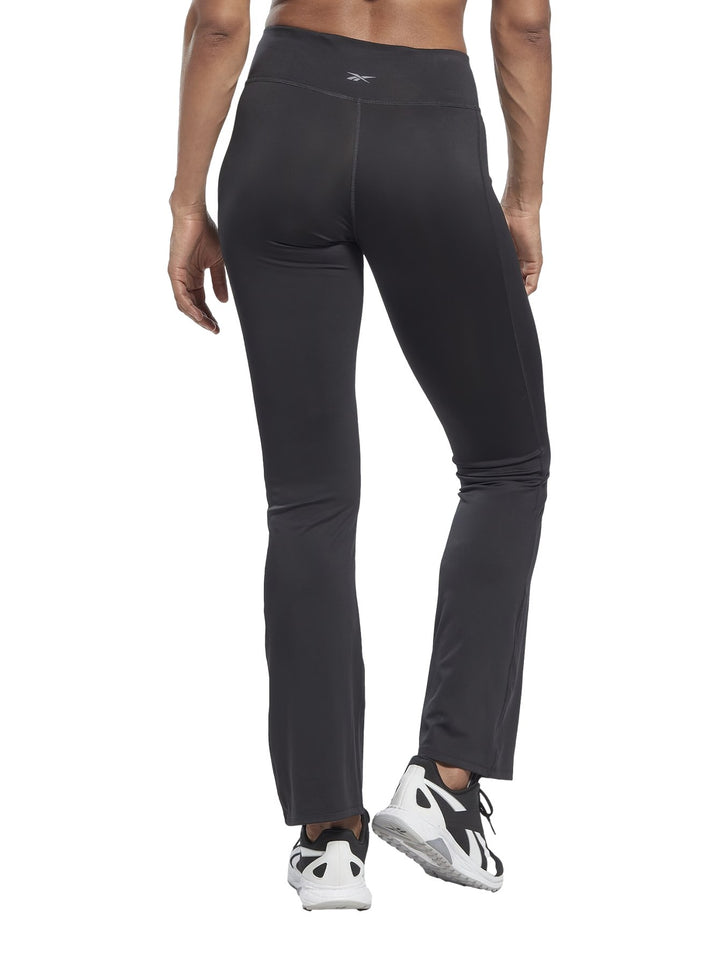 Pantalones deportivos Reebok color negro, estilo bootcut con cintura alta y ajuste ceñido.