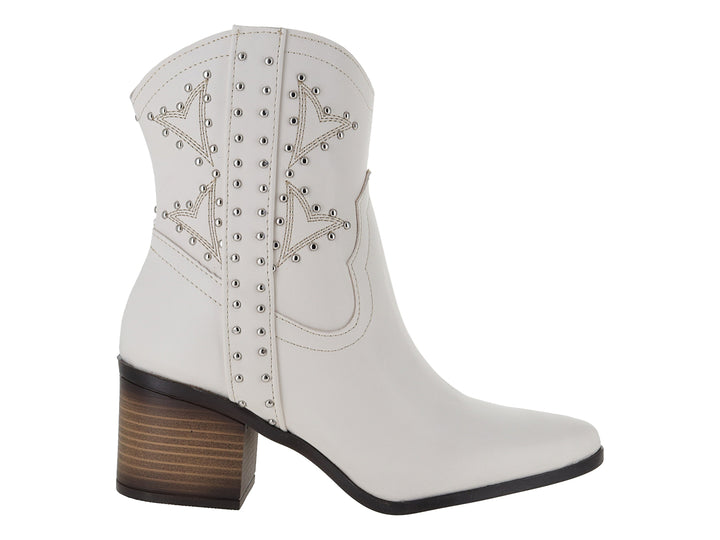 Bota vaquera color latte para mujer con detalles de tachuelas plateadas y tacón marrón.