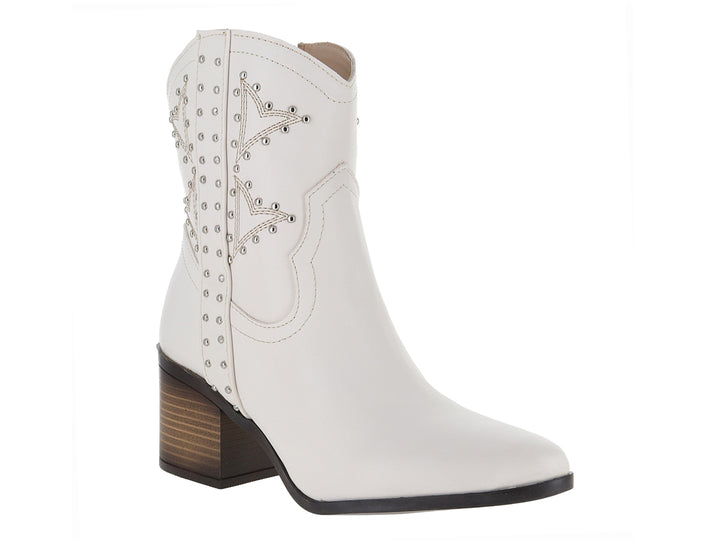 Bota vaquera color latte para mujer con detalles de tachuelas plateadas y tacón marrón.