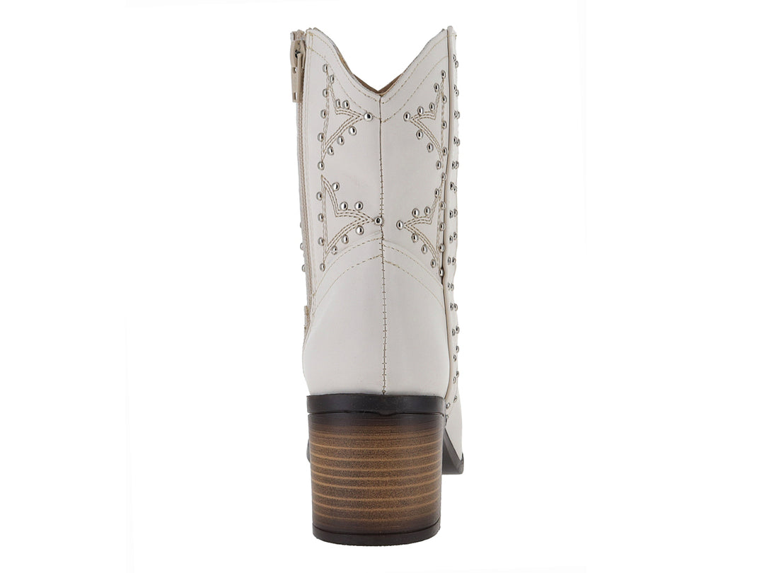 Bota vaquera color latte para mujer con detalles de tachuelas plateadas y tacón marrón.