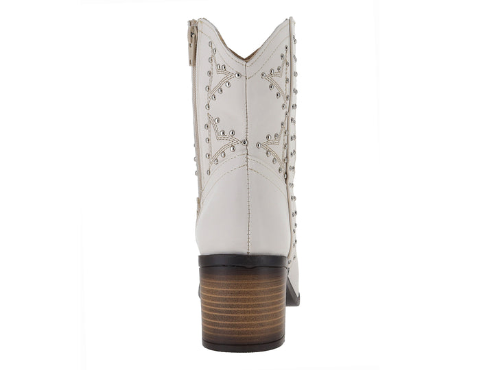 Bota vaquera color latte para mujer con detalles de tachuelas plateadas y tacón marrón.
