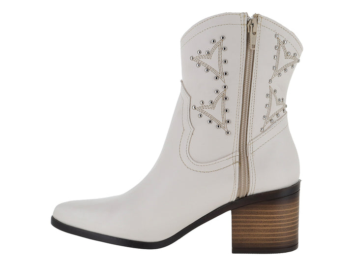 Bota vaquera color latte para mujer con detalles de tachuelas plateadas y tacón marrón.