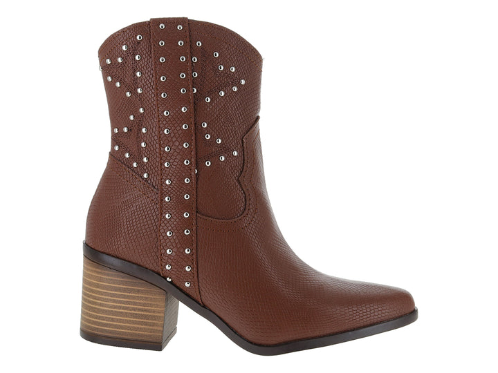 Bota color ladrillo con tacón cuadrado y detalles de tachuelas plateadas en el empeine.