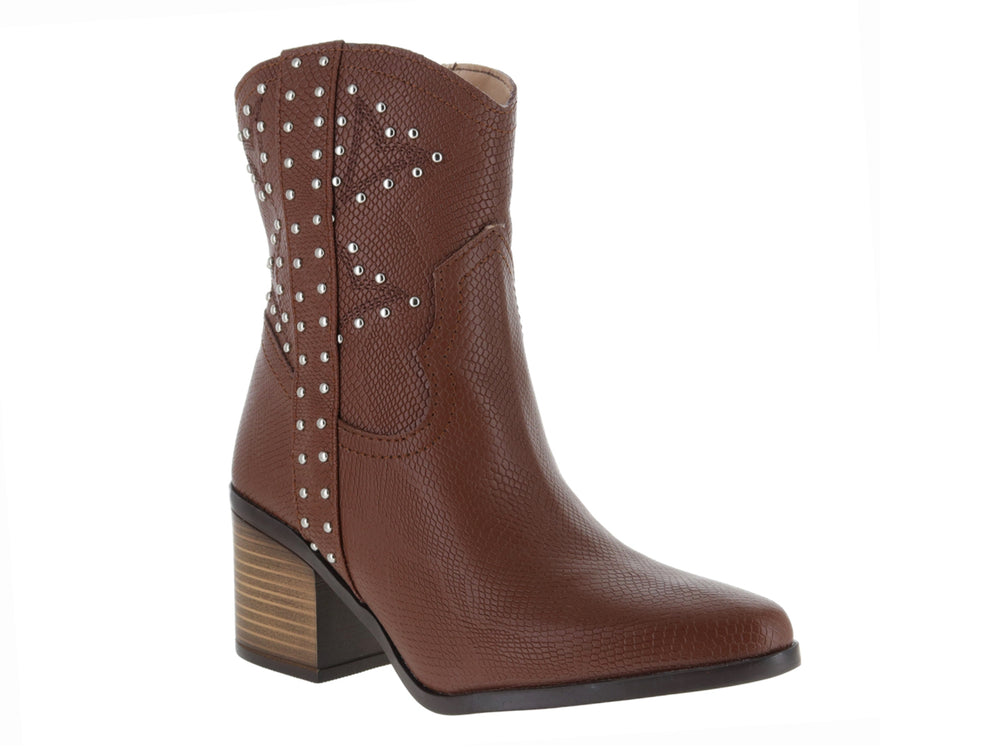 Bota color ladrillo con tacón cuadrado y detalles de tachuelas plateadas en el empeine.