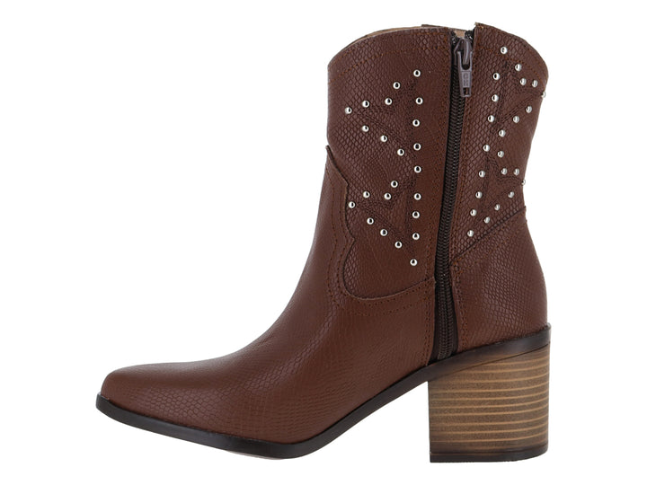 Bota color ladrillo con tacón cuadrado y detalles de tachuelas plateadas en el empeine.