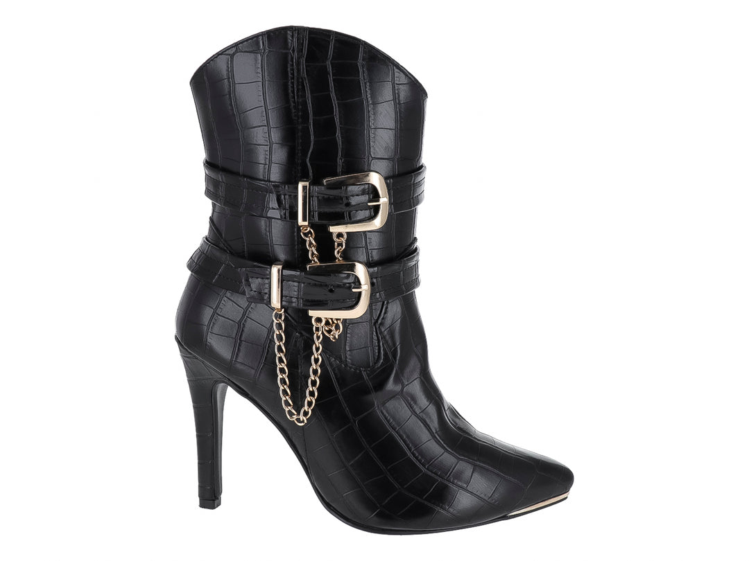 Bota negra para mujer con textura de cocodrilo, tacón alto y detalles de hebillas y cadenas doradas.