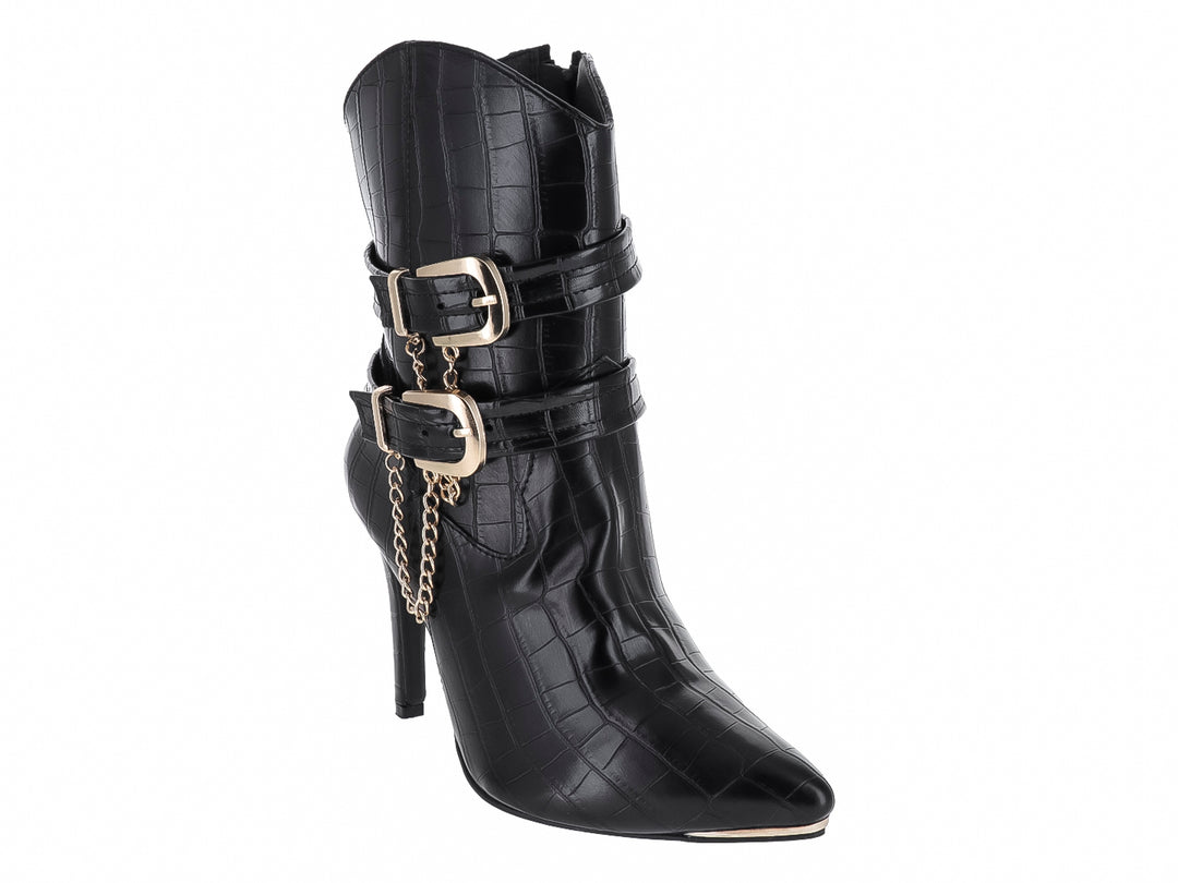 Bota negra para mujer con textura de cocodrilo, tacón alto y detalles de hebillas y cadenas doradas.