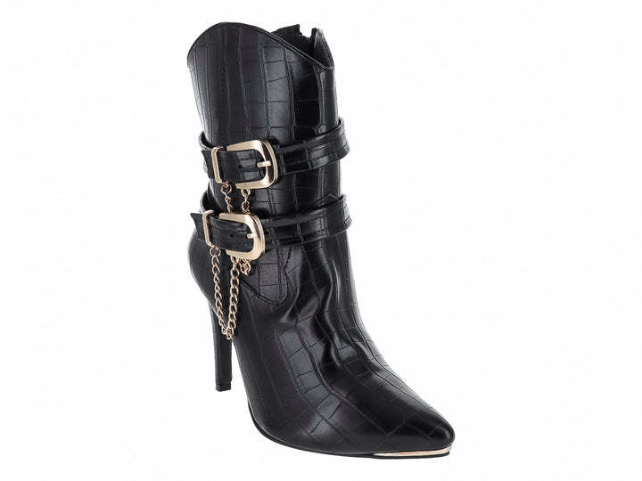Bota negra para mujer con textura de cocodrilo, tacón alto y detalles de hebillas y cadenas doradas.