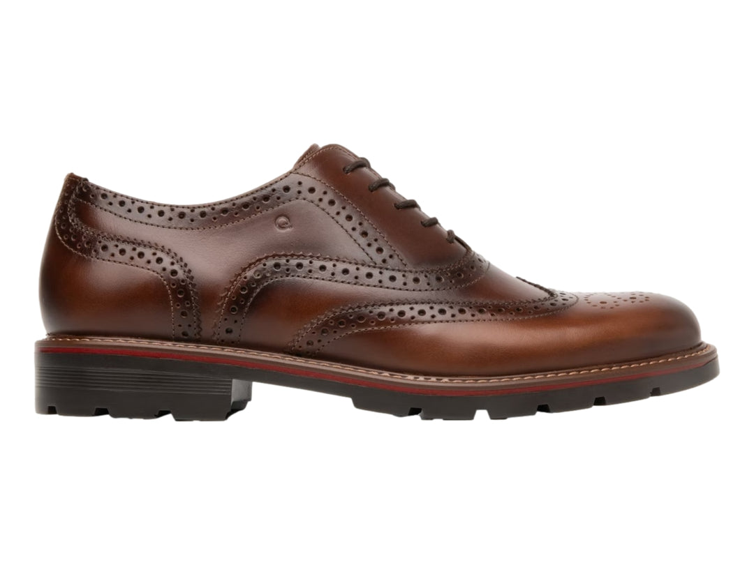 Zapato de cuero color cognac para hombre con perforaciones decorativas y suela gruesa