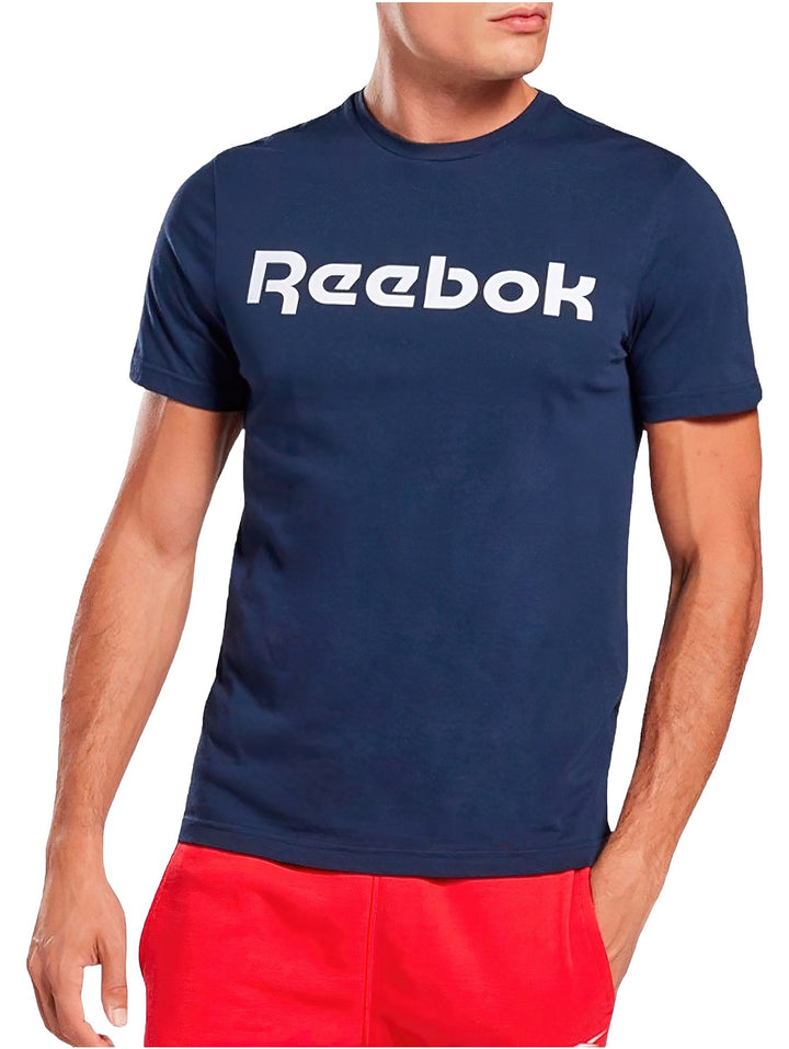 Hombre vistiendo una playera Reebok de color azul marino con logotipo blanco en el pecho.